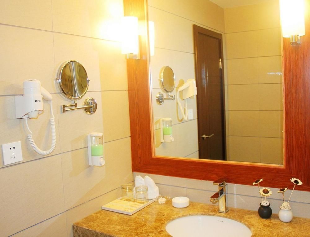 Chengdu Ronghome Hotel Экстерьер фото